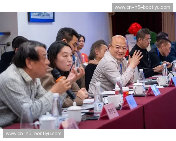 锤子vs.布洛克：两种极致的冲突美学，一次思想的激烈碰撞